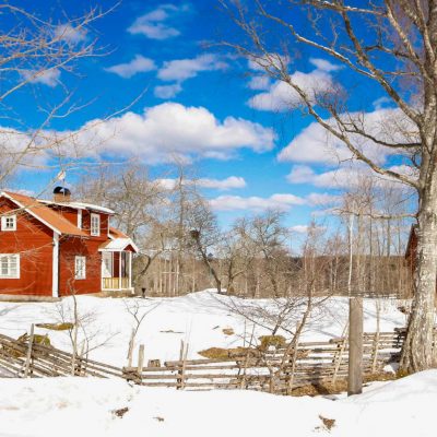 Rotes Schwedenhaus im Winter